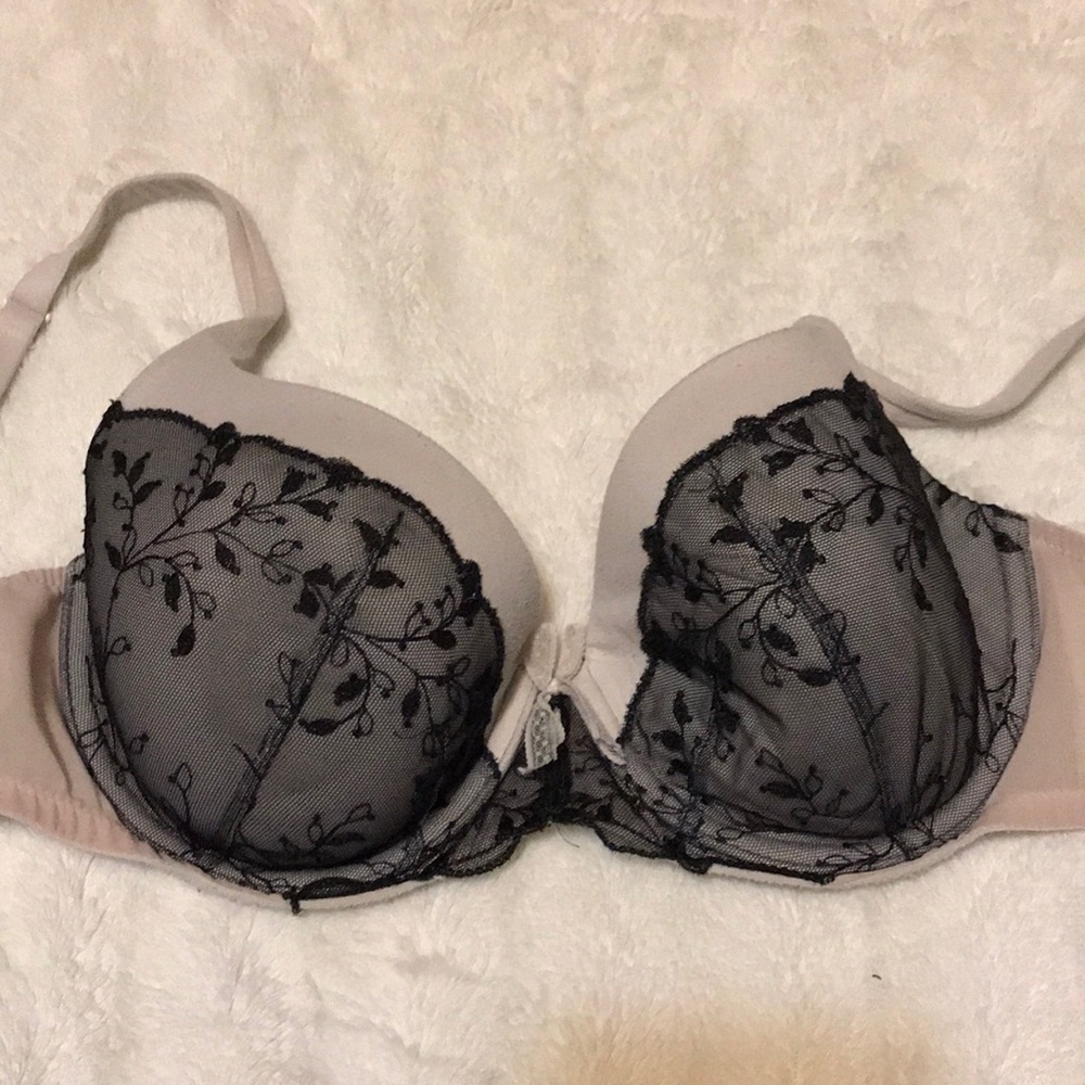 32dd bra.  Pink and black lace.